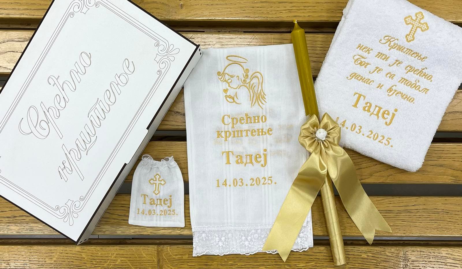 Kompletni set za krštenje sa zlatnim vezom